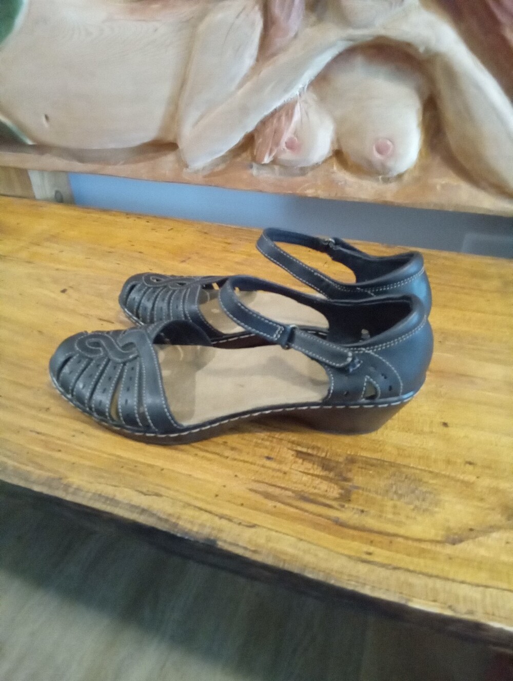 Clarks Wendy River Size 8 Black Leather Ankle-Strap Comfort Wedge Sandals